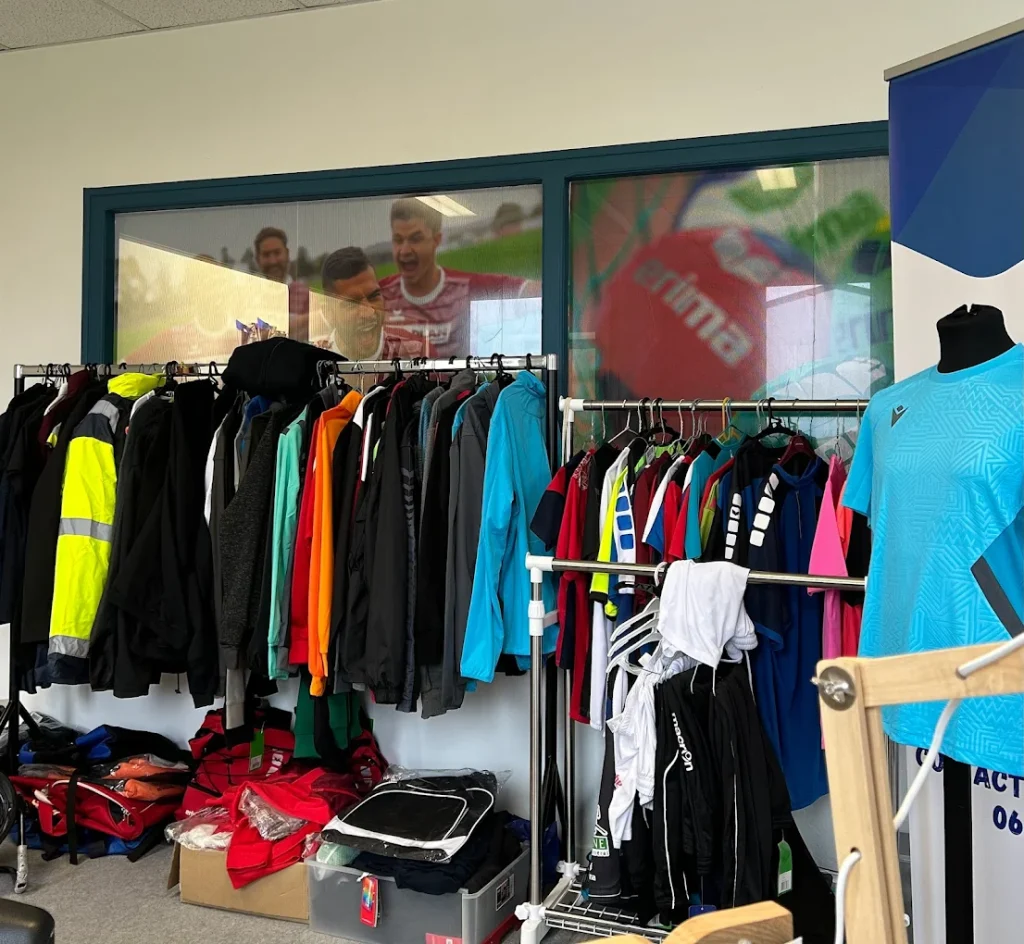 photos de vêtements dans un local professionnel